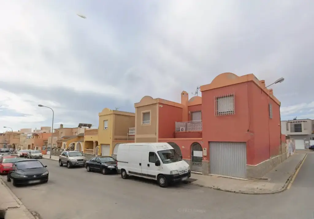 Venta de chalet adosado en cesión de remate situada en CL Mercado Alquian, 33. C.P.: 04130 Almería