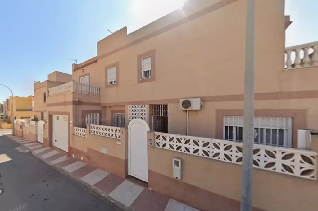 Chalet en venta en cesión de remate situado en CL Leonardo Vinci, 7 DUP Roquetas de Mar 04740 Almería