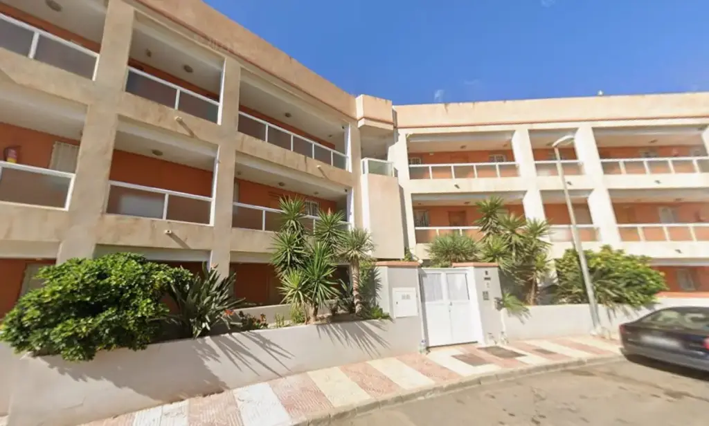 Piso en venta en cesión de remate situado en CL José María Molina,  2 Es:1 Pl:00 Pt:06 Roquetas de Mar 04720 Almería 