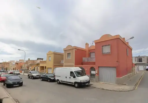 Venta de chalet adosado en cesión de remate situada en CL Mercado Alquian, 33. C.P.: 04130 Almería